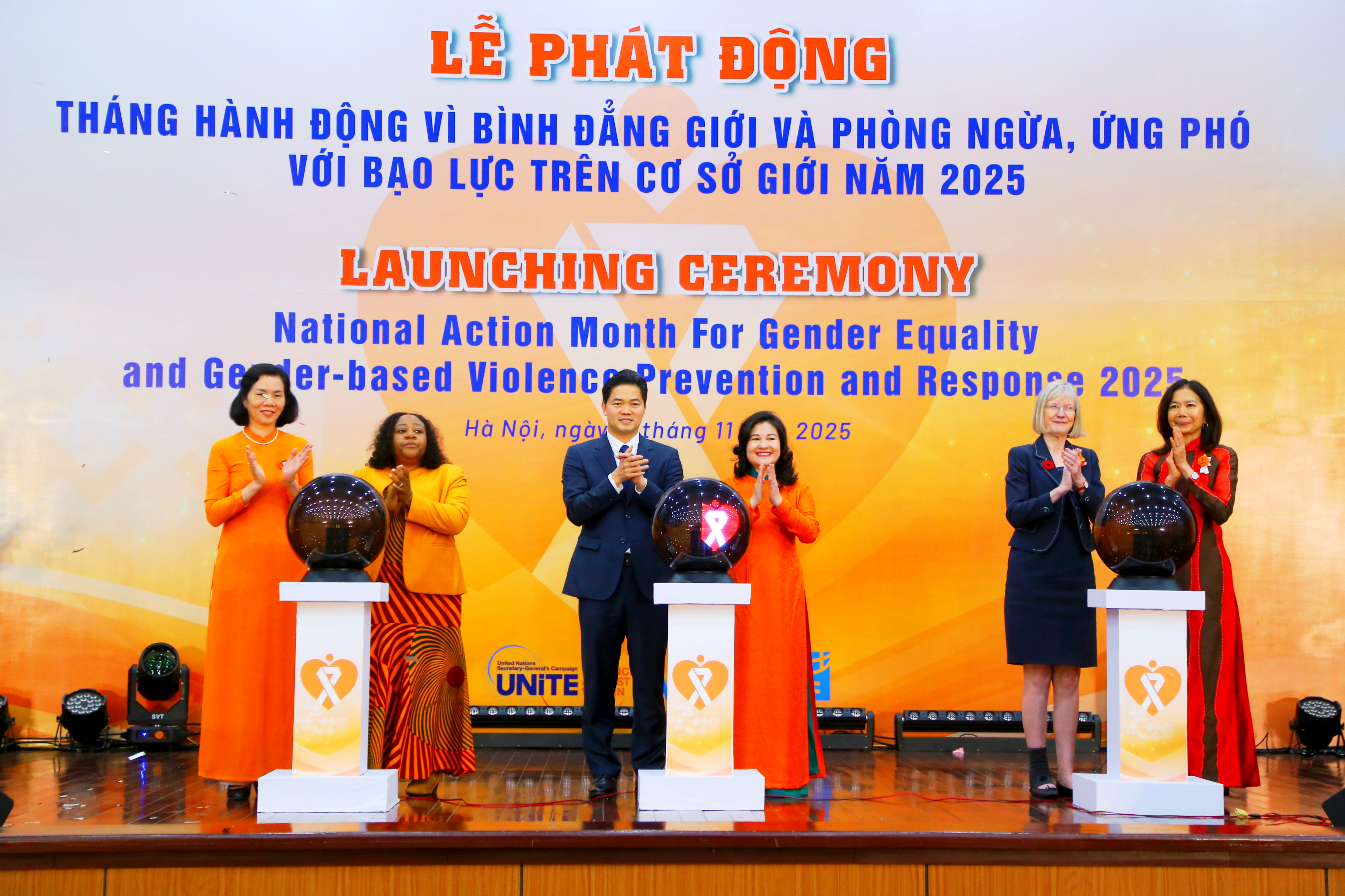 Đại diện các đơn vị thực hiện nghi thức phát động&nbsp;Tháng hành động vì bình đẳng giới và phòng ngừa, ứng phó với bạo lực trên cơ sở giới năm 2025.