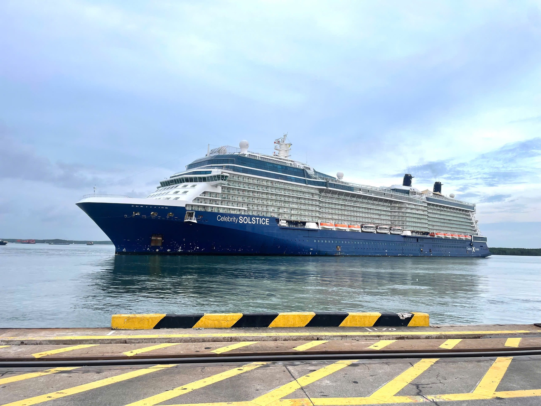 Tháng 11 và 12/2025, tàu Celebrity Solstice đến Việt Nam 5 chuyến liên tục với các hải trình xuyên Việt.