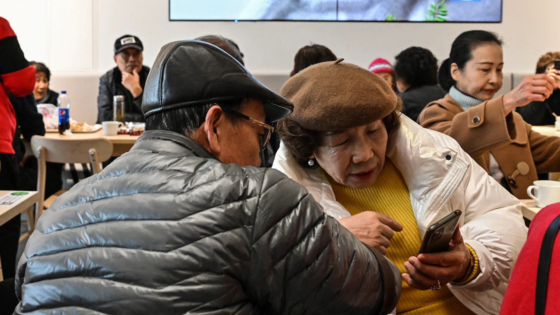 Những màn hình lớn tích hợp trí tuệ nhân tạo được gắn trên tường tại các căng tin công cộng.