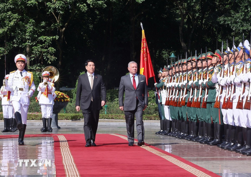 Chủ tịch nước Lương Cường và Quốc vương Jordan Abdullah II Ibn Al Hussein trong Lễ đón chính thức vào chiều 12/11. Ảnh: TTXVN.