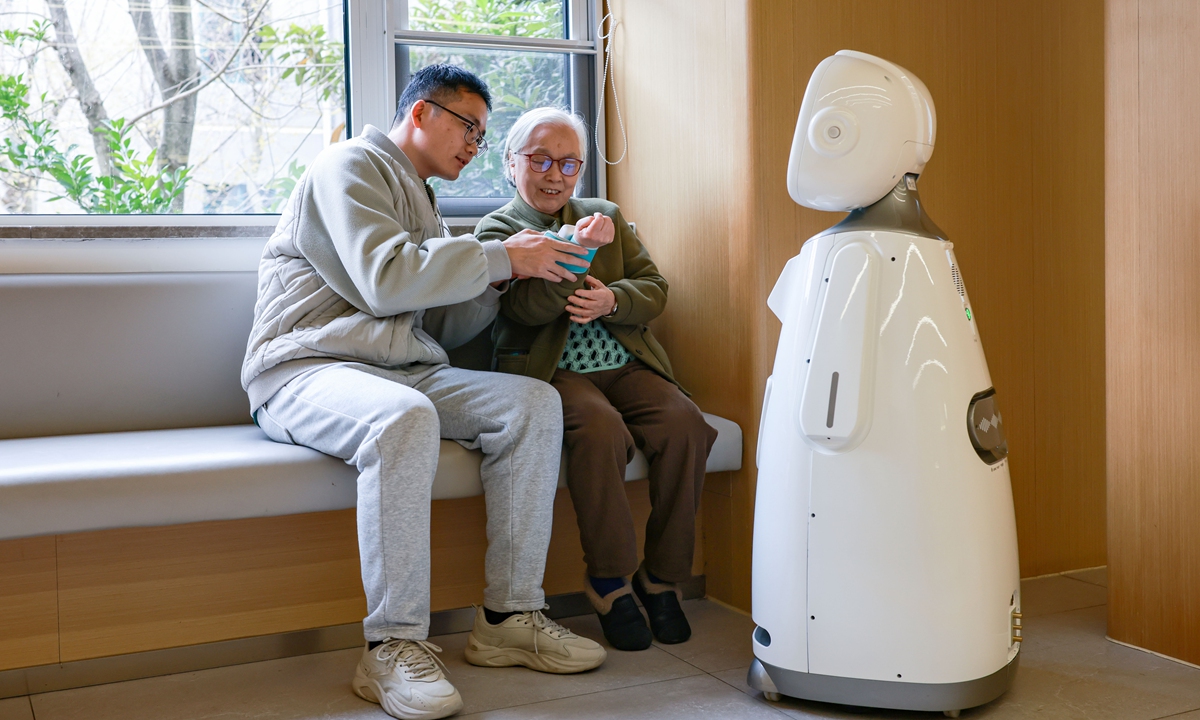 AI giúp mọi công dân, đặc biệt là người cao tuổi, được hưởng thụ cuộc sống chất lượng cao.
