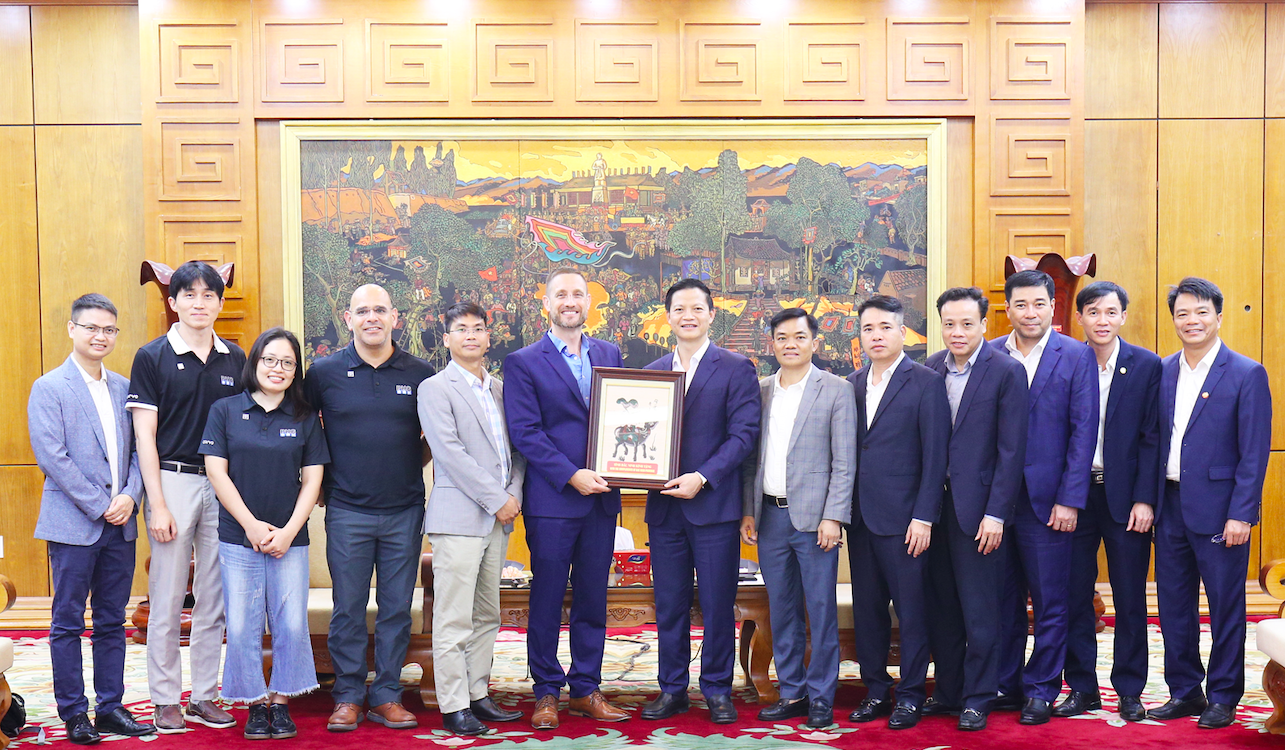 Chủ tịch UBND tỉnh Vương Quốc Tuấn tặng sản phẩm tranh dân gian Đông Hồ cho Đoàn công tác của Tập đoàn Qorvo.