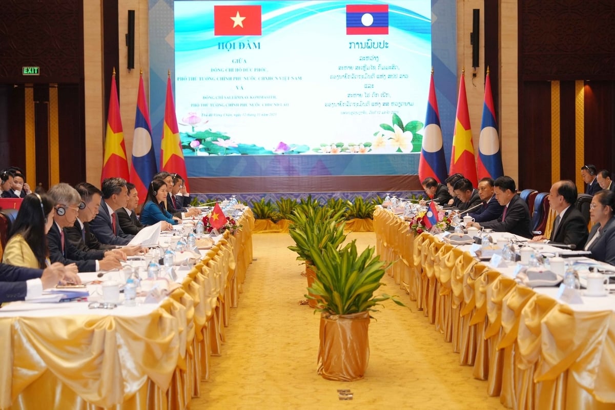 Quang cảnh hội đàm giữa&nbsp;Phó Thủ tướng Hồ Đức Phớc và&nbsp; Phó Thủ tướng Salermxay Kommasith.