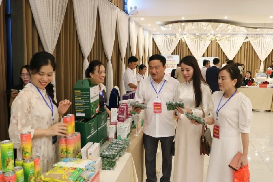 Các đại biểu tham quan gian hàng giới thiệu các sản phẩm của PG88 Link Dễ Nhớ Pg88.com. Ảnh: Hồng Ngọc