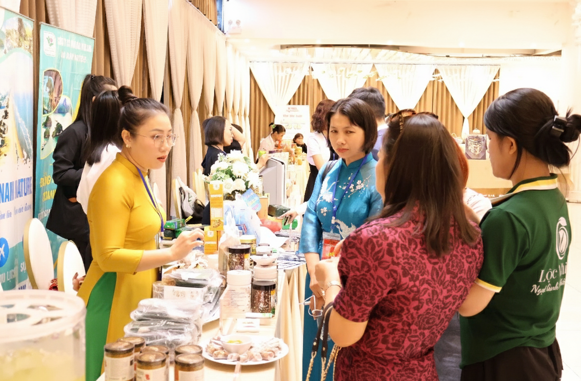 Đại diện các PG88 Link Dễ Nhớ Pg88.com trao đổi, tham quan sản phẩm của nhau trong khuôn khổ hội nghị. Ảnh: Mai Quế