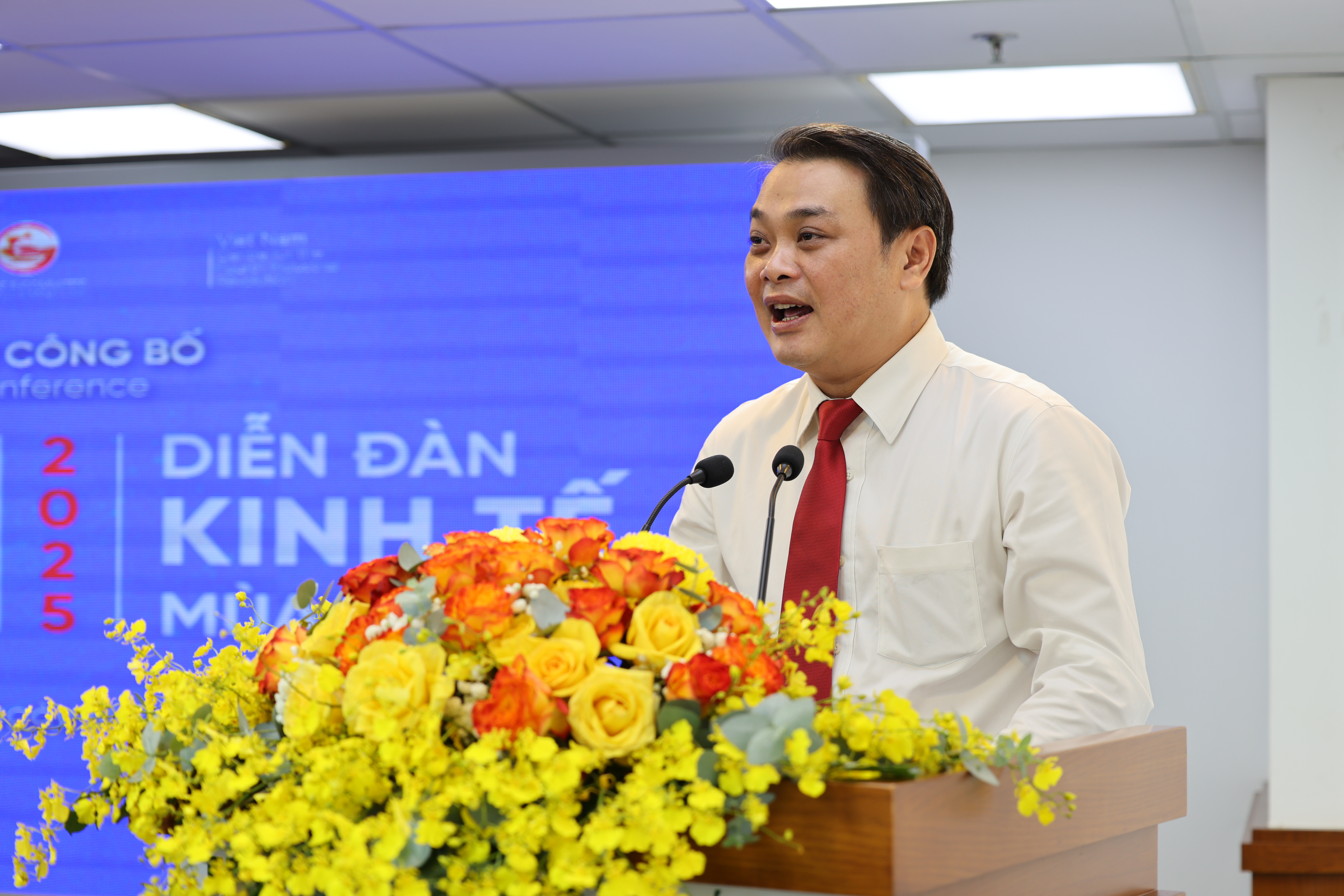 Ông Lê Trường Duy, Giám đốc HCMC C4IR, Phó Trưởng Thường trực Ban tổ chức&nbsp;Diễn&nbsp;đàn, phát biểu tại buổi họp.