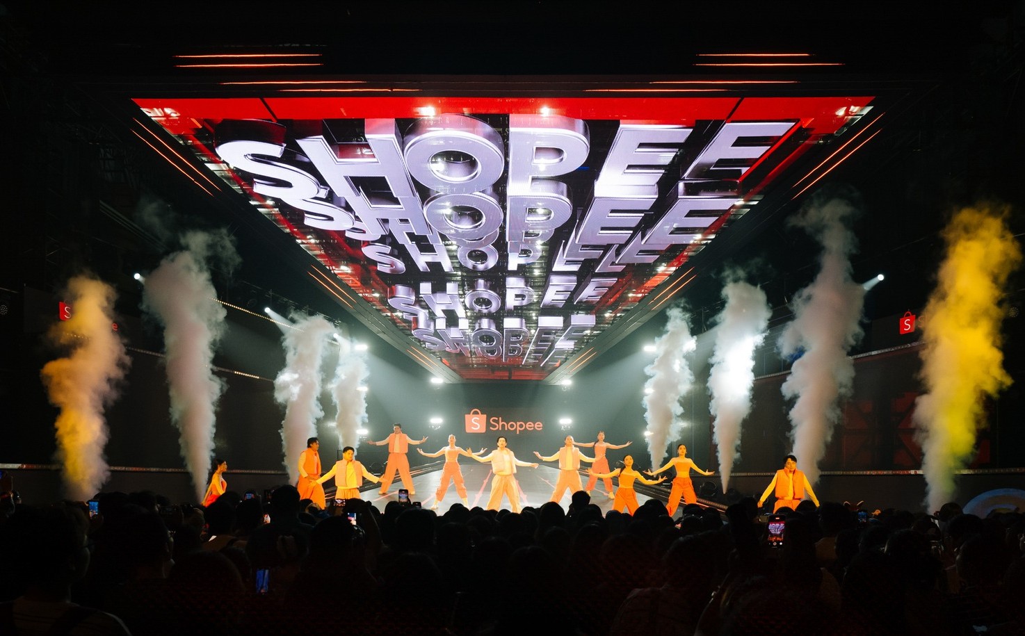 Siêu nhạc hội “Sao live đỉnh chóp” gây ấn tượng với các giọng ca gồm Noo Phước Thịnh, Karik, Anh Tú cùng MC Neko Lê.
