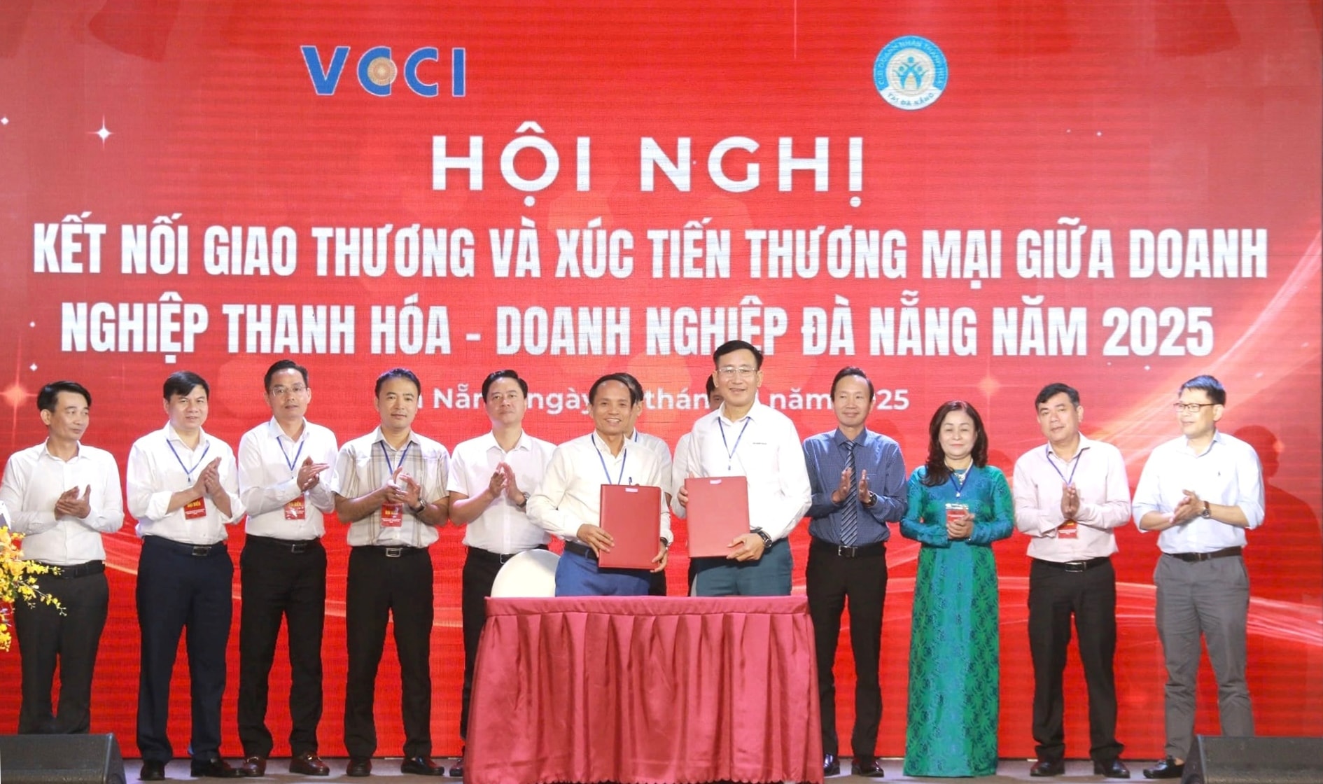 Đại diện các 6Pg88.con độc quyền mỗi ngày trao biên bản hợp tác tại hội nghị. Ảnh: Mai Quế