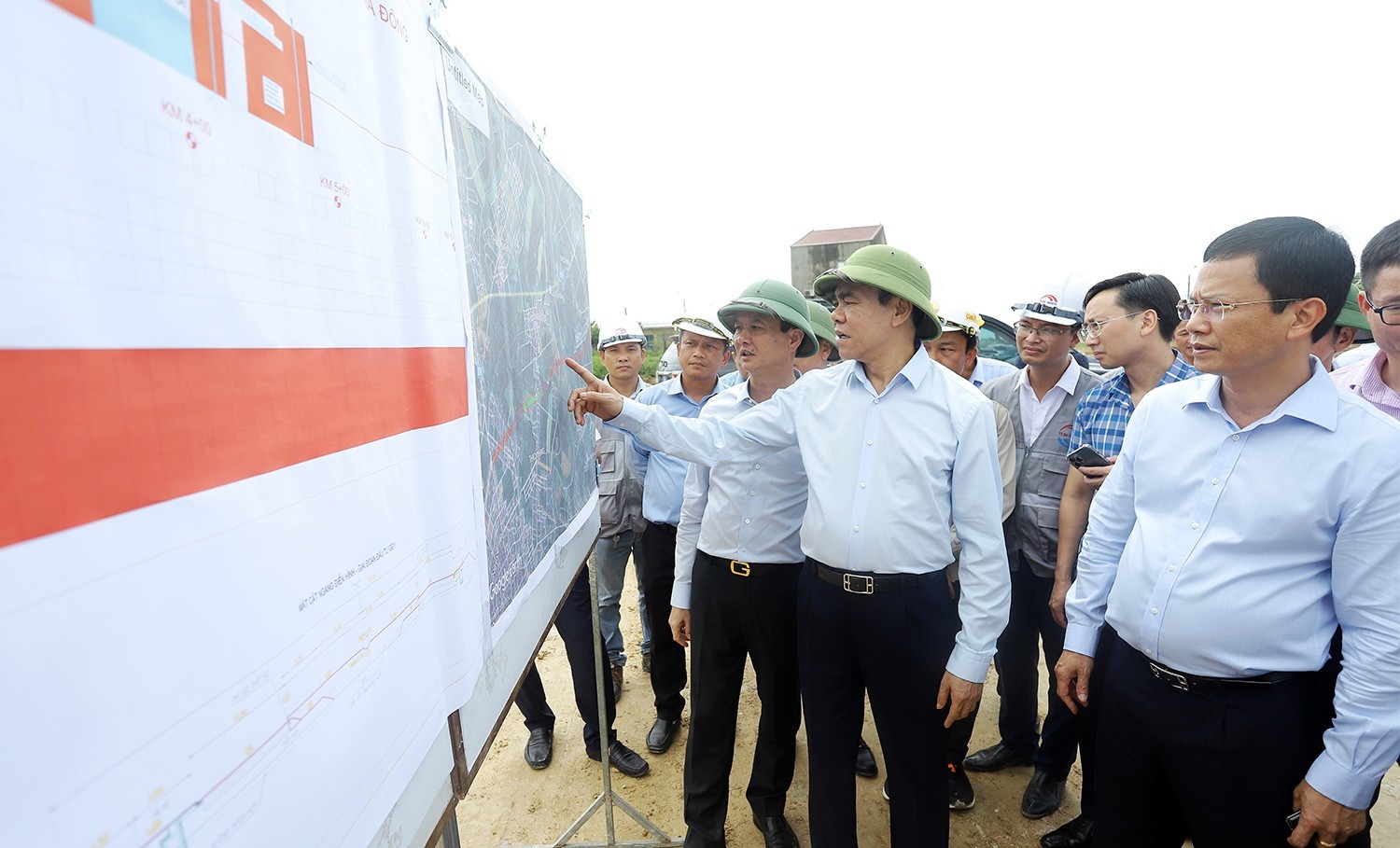 Chủ tịch UBND tỉnh Hà Tĩnh Võ Trọng Hải kiểm tra tiến độ thi công Link Trang Chủ PG88.Com Mới #2026 đường Xô Viết Nghệ Tĩnh kéo dài về phía Đông. Ảnh: BHT