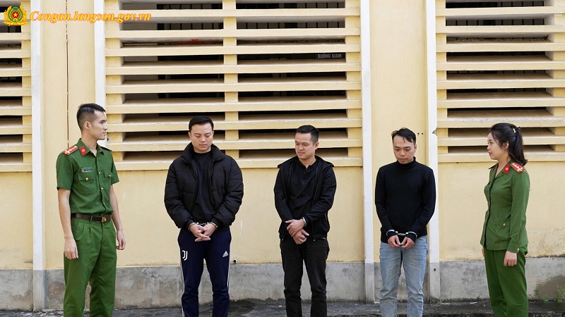 Các đối tượng Kiên, An và Ngải (áo đen, từ trái qua phải) bị cơ quan điều tra khởi tố, bắt tạm giam về hành vi cho vay lãi nặng trong giao dịch dân sự. Ảnh: Cổng thông tin điện tử Công an tỉnh Lạng Sơn.