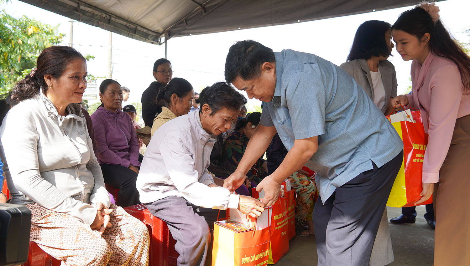 Phó Thủ tướng Chính phủ Nguyễn Chí Dũng đã đến thăm và tặng quà động viên Link Đăng Nhập PG88 Chính Thức 2026 thôn Trung Đơn,&nbsp;xã Diên Sanh