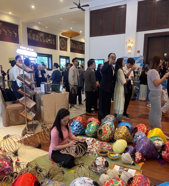 Một gian trưng bày sản phẩm bên lề hội thảo làm quà lưu niệm của PG88 Link Dễ Nhớ Pg88.com. Ảnh Ngô Anh Văn