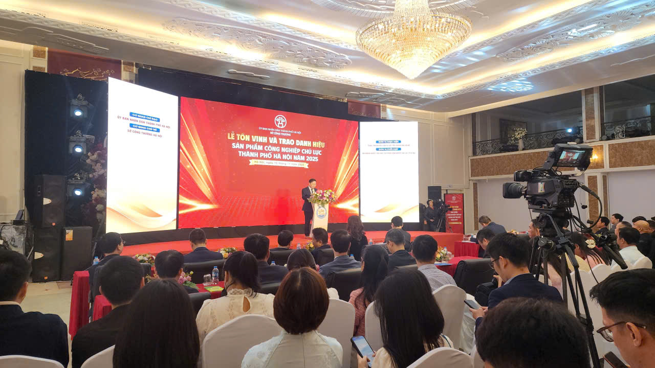 Toàn cảnh Lễ tôn vinh và trao danh hiệu 35 sản phẩm PG88 Trang chủ nhà cái top 1 chủ lực của Hà Nội ngày 15/11/2025. Ảnh: Việt An.