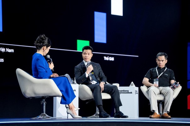 Ông Hà Trung Kiên, Phó Chủ tịch G-Group (giữa) thảo luận tại sự kiện&nbsp;“Vietnam Future Economy Summit 2025”.