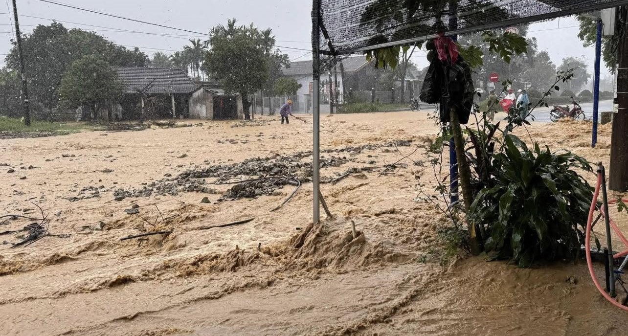 Đất đá tràn xuống đường và vào nhà của người dân ở xã A Lưới 3