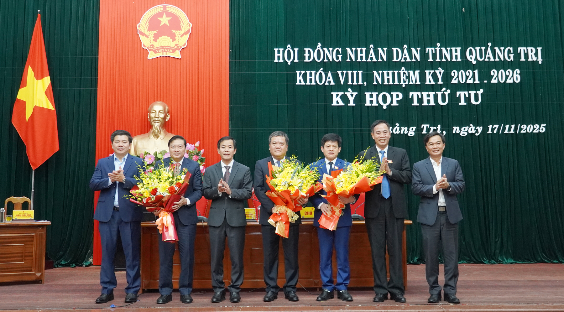 Thường trực Tỉnh ủy Quảng Trị tặng hoa chúc mừng các đồng chí nhận nhiệm vụ mới&nbsp;&nbsp;