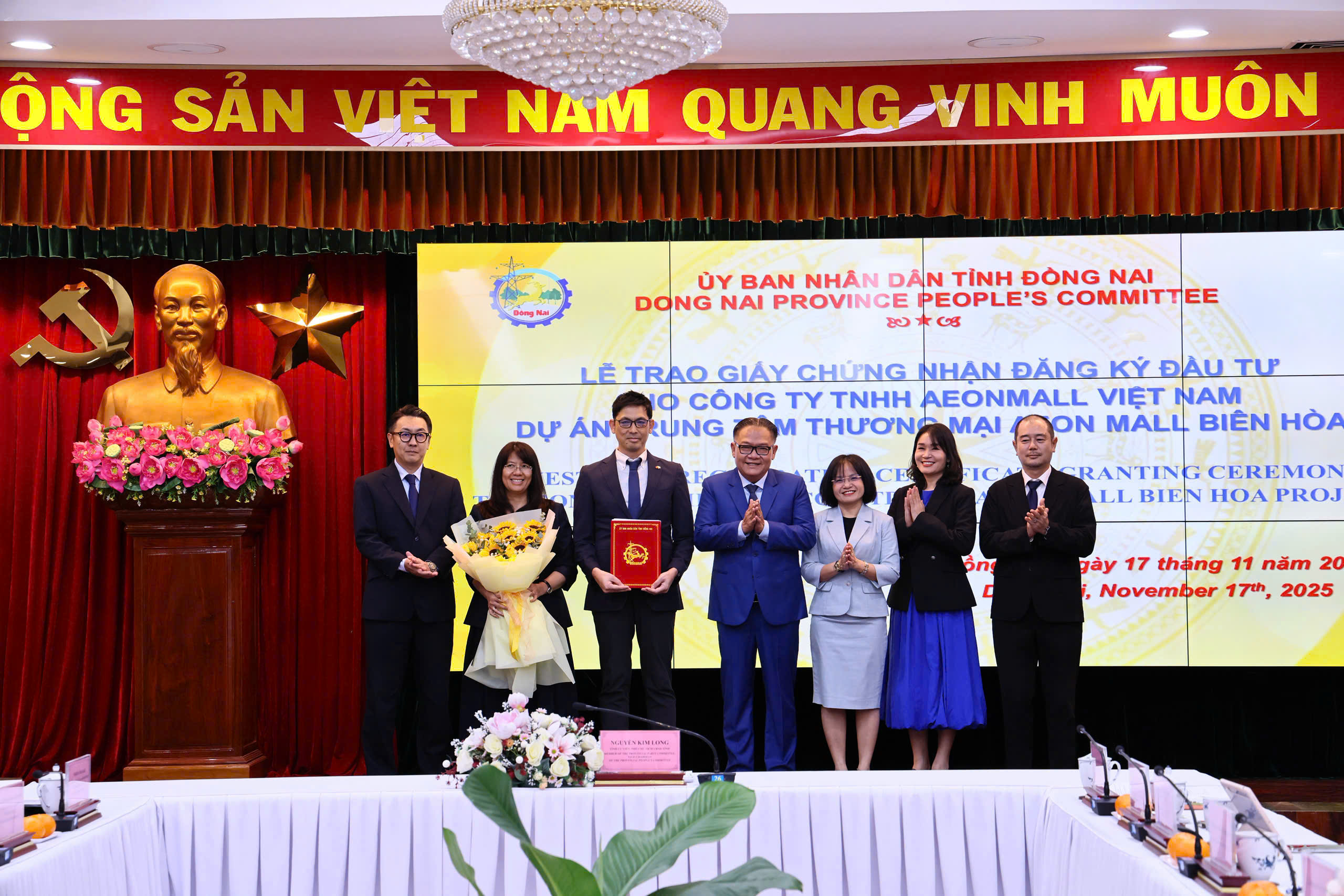 Lãnh đạo tỉnh Đồng Nai và nhà Pg88vn Trang Chủ Chính Thức tại buổi lễ trao giấy chứng nhận Pg88vn Trang Chủ Chính Thức.