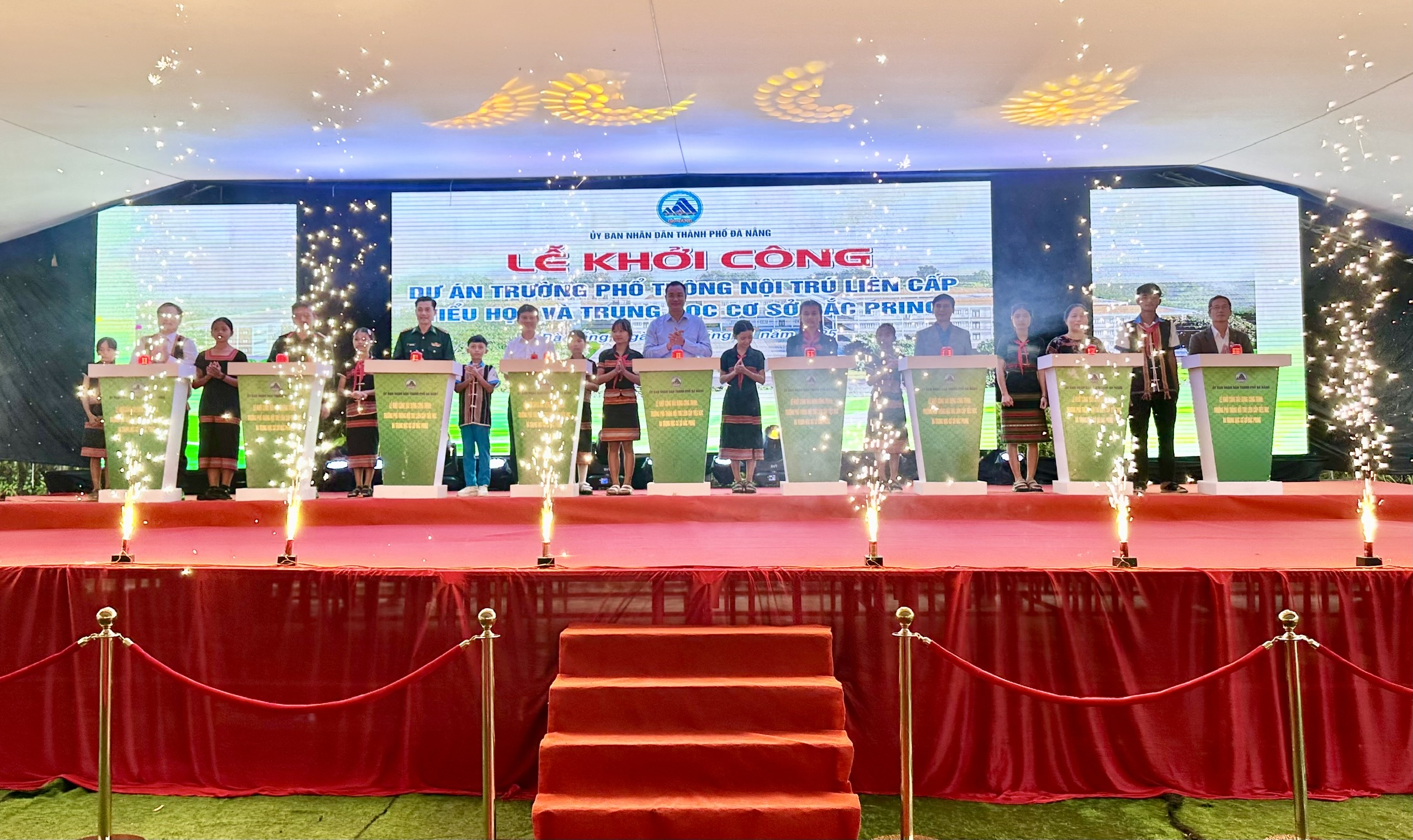 Nghi thức bấm nút tại lễ khởi công Link Trang Chủ PG88.Com Mới #2026 xây dựng trường học (Ảnh: danang.gov.vn).