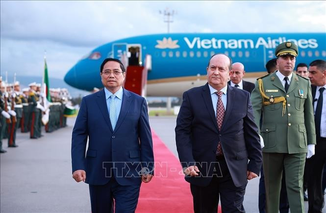 Thủ tướng Cộng hòa Algeria Dân chủ Nhân dân Sifi Ghrieb đón Thủ tướng Phạm Minh Chính tại sân bay quốc tế Houari Boumediene. Ảnh: TTXVN.