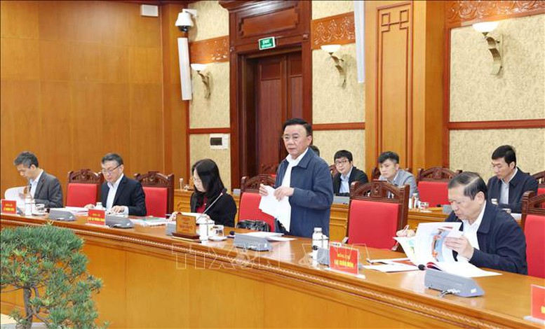 Thường trực Ban Bí thư cho ý kiến về công tác trang trí, tuyên truyền trực quan trên các khu vực, các không gian - Ảnh: TTXVN