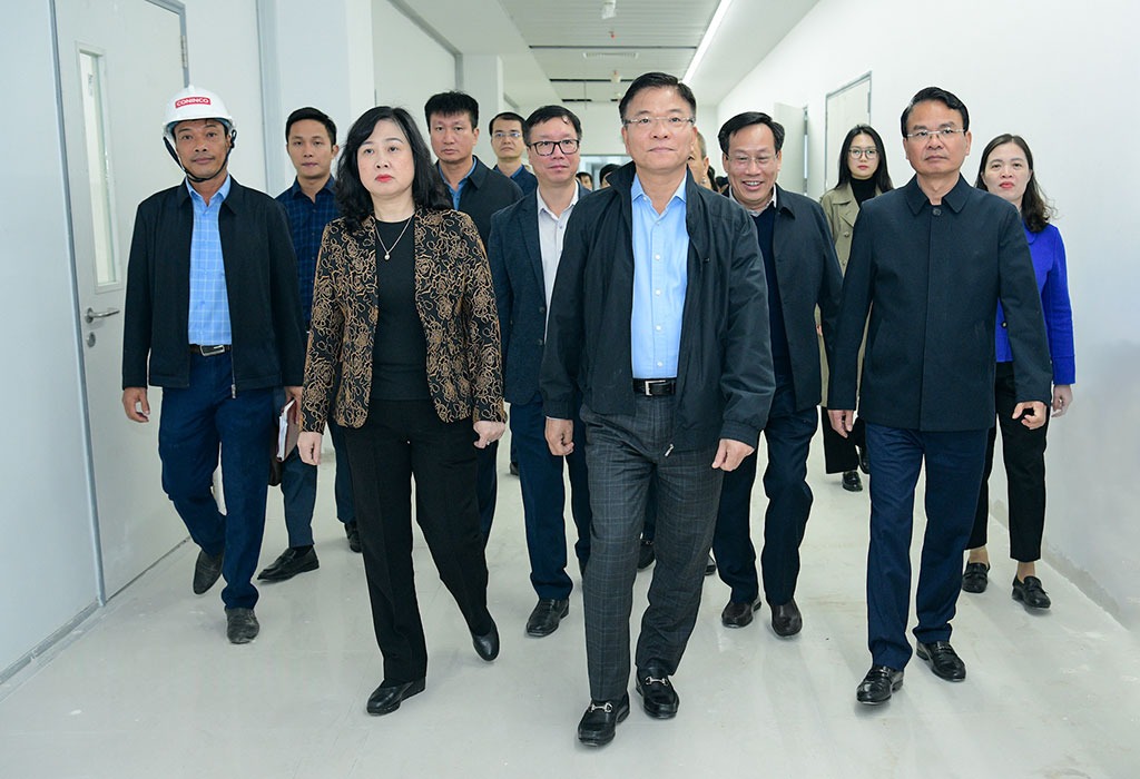 Phó Thủ tướng Chính phủ Lê Thành Long cùng đoàn công tác kiểm tra tiến độ Pg88vn.top độc quyền mỗi ngày Bệnh viện Bạch Mai và Việt Đức cơ sở 2. Ảnh: Nguyễn Giang