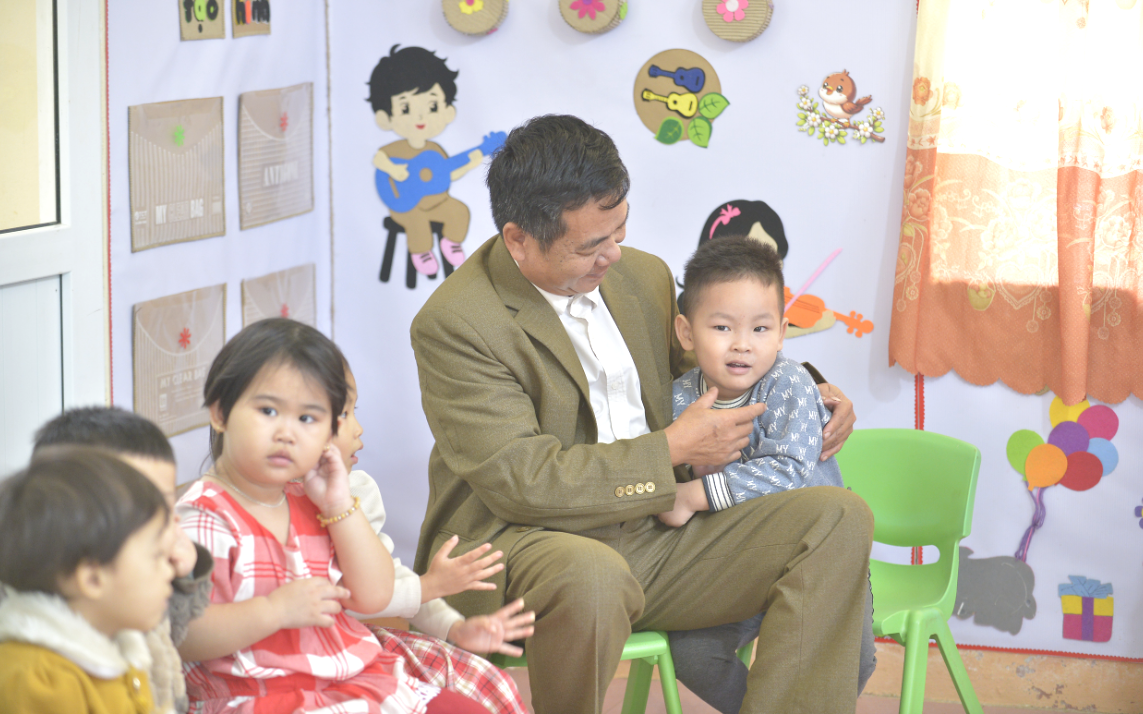 Thầy Lương Văn Sắng đã có 35 năm gắn bó với Trường Mầm non Văn Nho&nbsp;