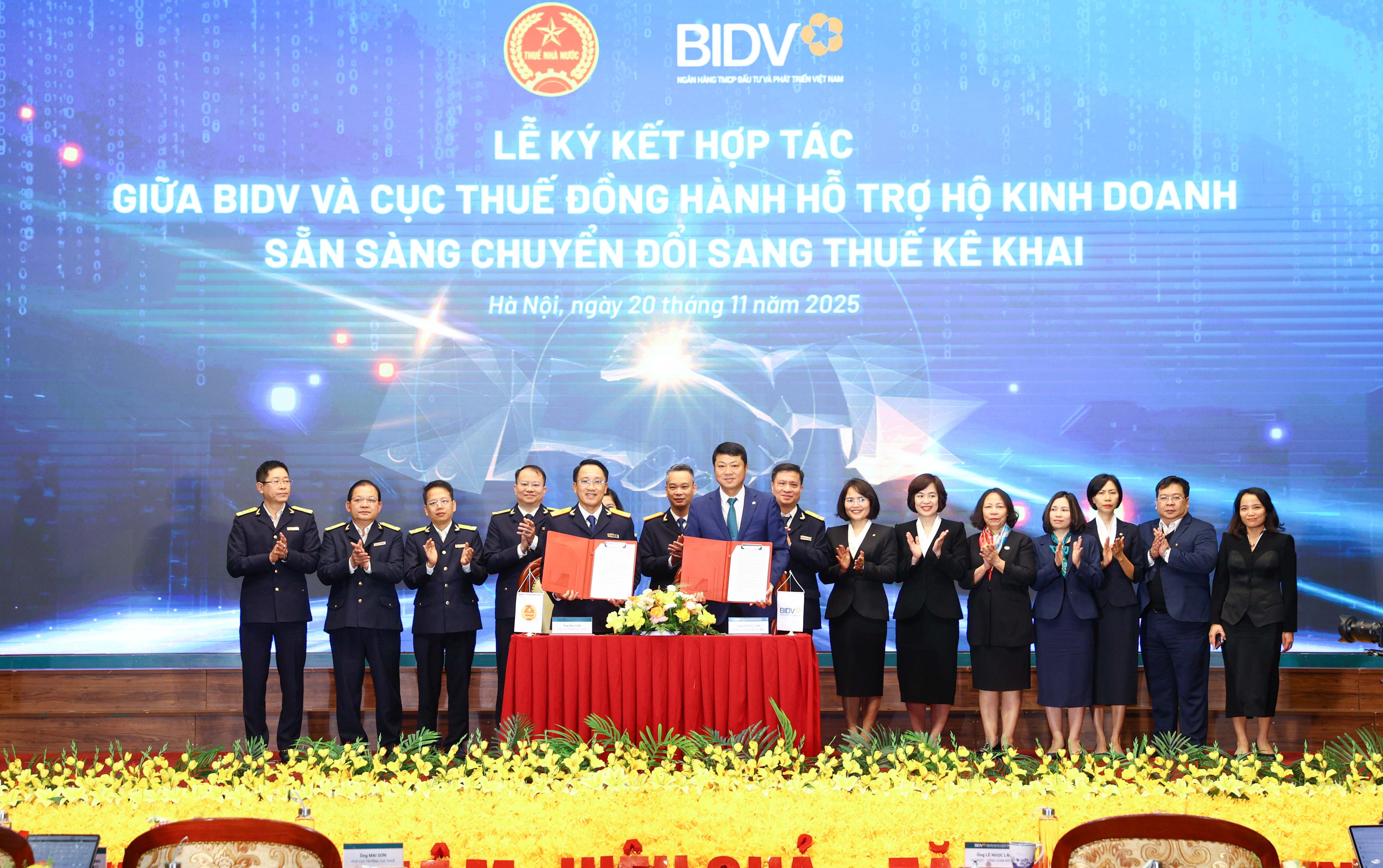Ông Mai Sơn - Phó Cục trưởng Cục Thuế và ông Lê Ngọc Lâm - Tổng Giám đốc BIDV - đại diện hai đơn vị ký kết hợp tác.