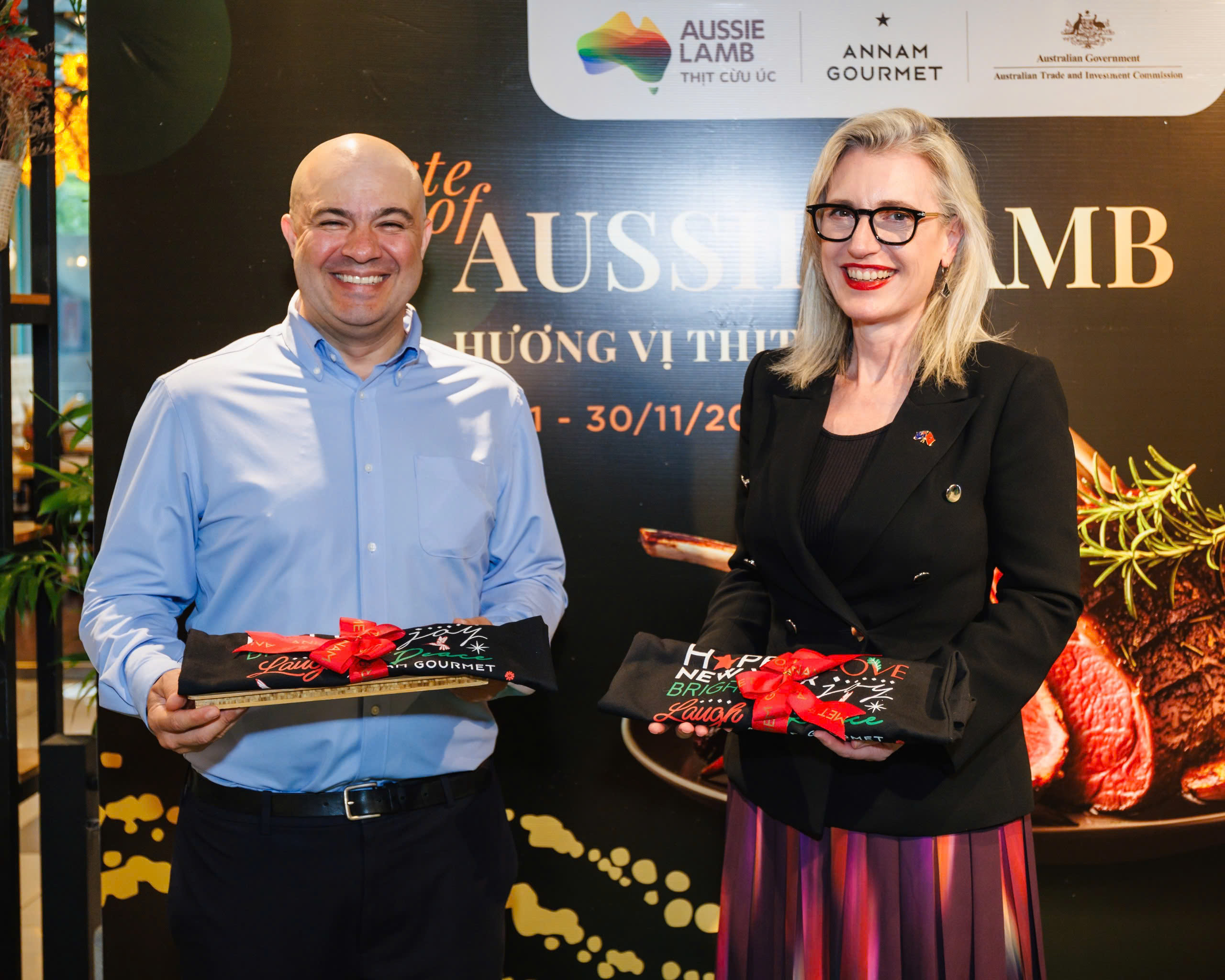 Bà Emma McDonald, Tham tán PG88 Sòng bạc trực tuyến TOP 1 Việt Nam | Casino, Nổ Hũ và Đầu tư Cấp cao Chính phủ Australia và ông Frank Sampere, Giám đốc PG88 hơn 2,1 triệu thành viên PG88 Uy Tín Số 1 Việt Nam và chuyên môn Ẩm thực của Annam Gourmet, khởi động chuỗi hoạt động nếm thử thịt cừu tại 14 cửa hàng Annam Gourmet trên toàn quốc. Ảnh: Austrade
