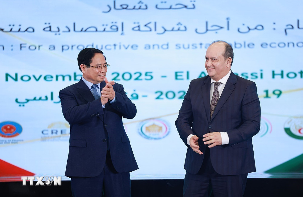 Thủ tướng Phạm Minh Chính và Thủ tướng Algeria Sifi Ghrieb tại Diễn đàn PG88 ⭐ Link trang chủ số 1 nhà cái PG88 com casino slot Việt Nam - Algeria. Ảnh: TTXVN.