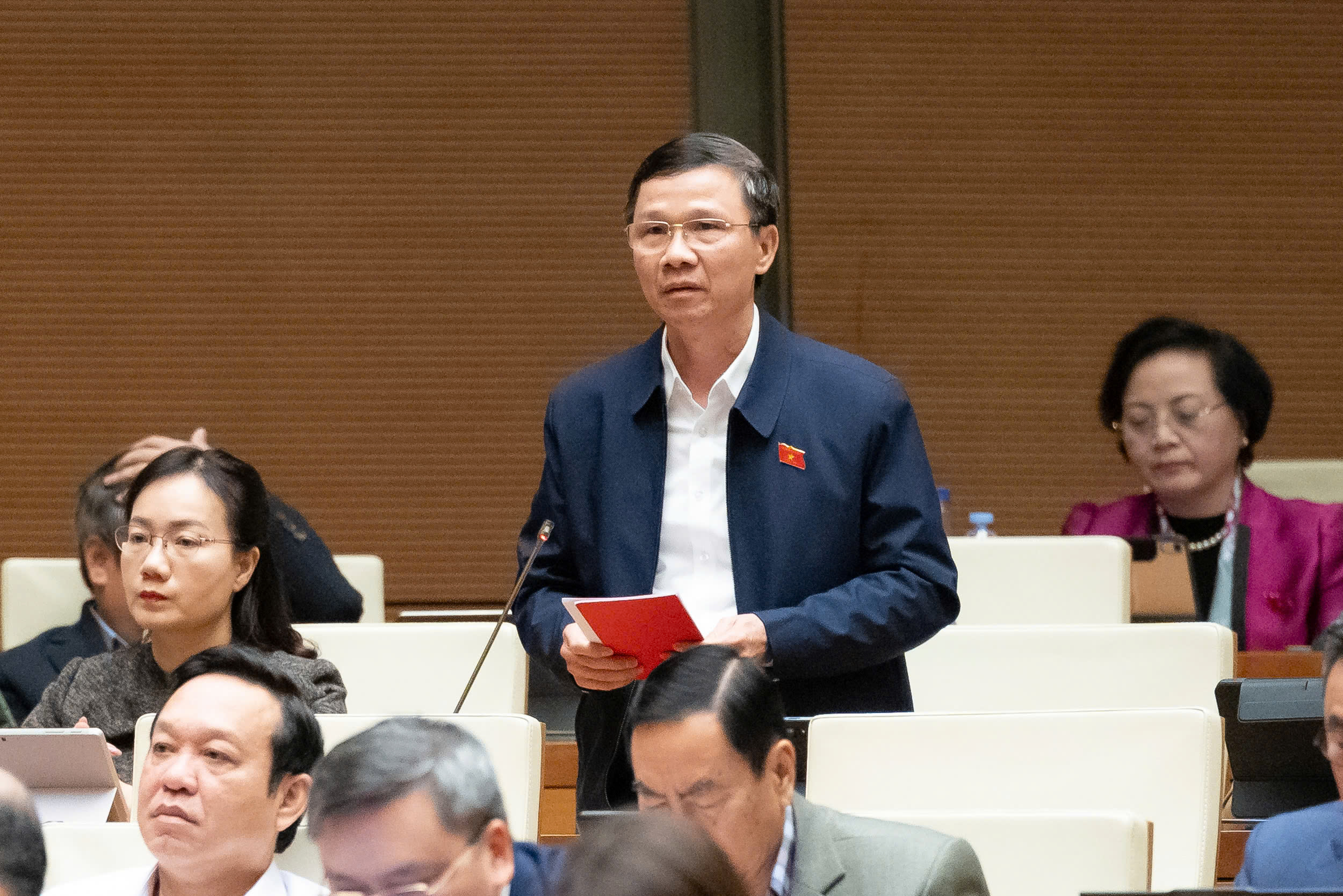Đại biểu Nguyễn Văn Thi, Đoàn ĐBQH tỉnh Bắc Ninh đề nghị đánh giá hiệu quả hoạt động của mô hình đại học vùng trong thời gian qua. Ảnh: Quochoi.vn.