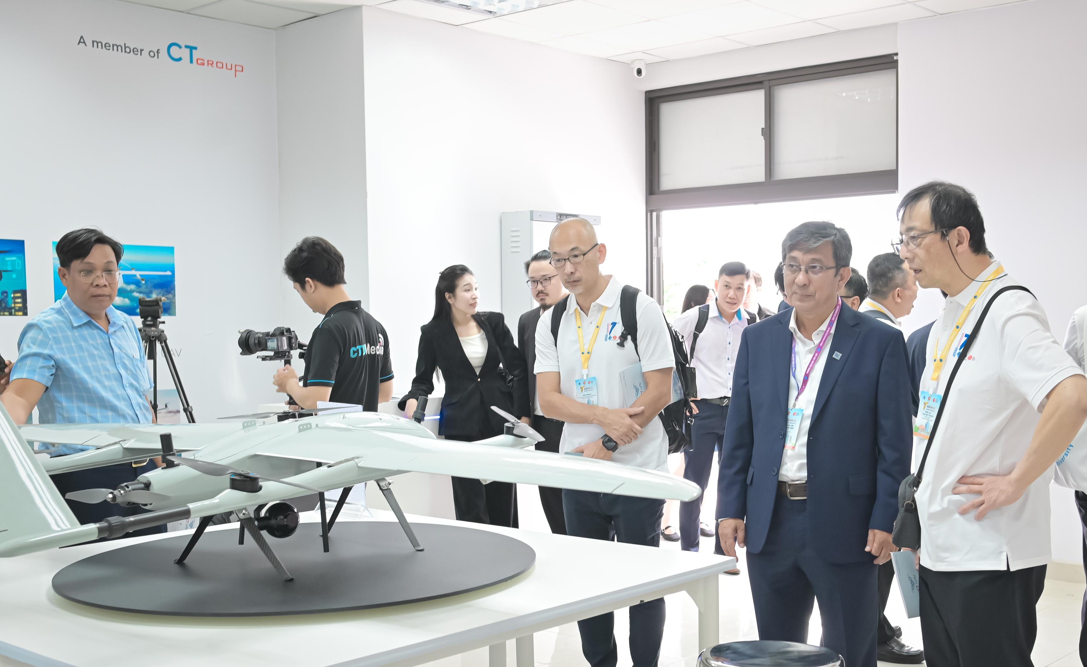 Đoàn tham gia Hội nghị tham quan UAV & Robot Agritech Innovation Lab.