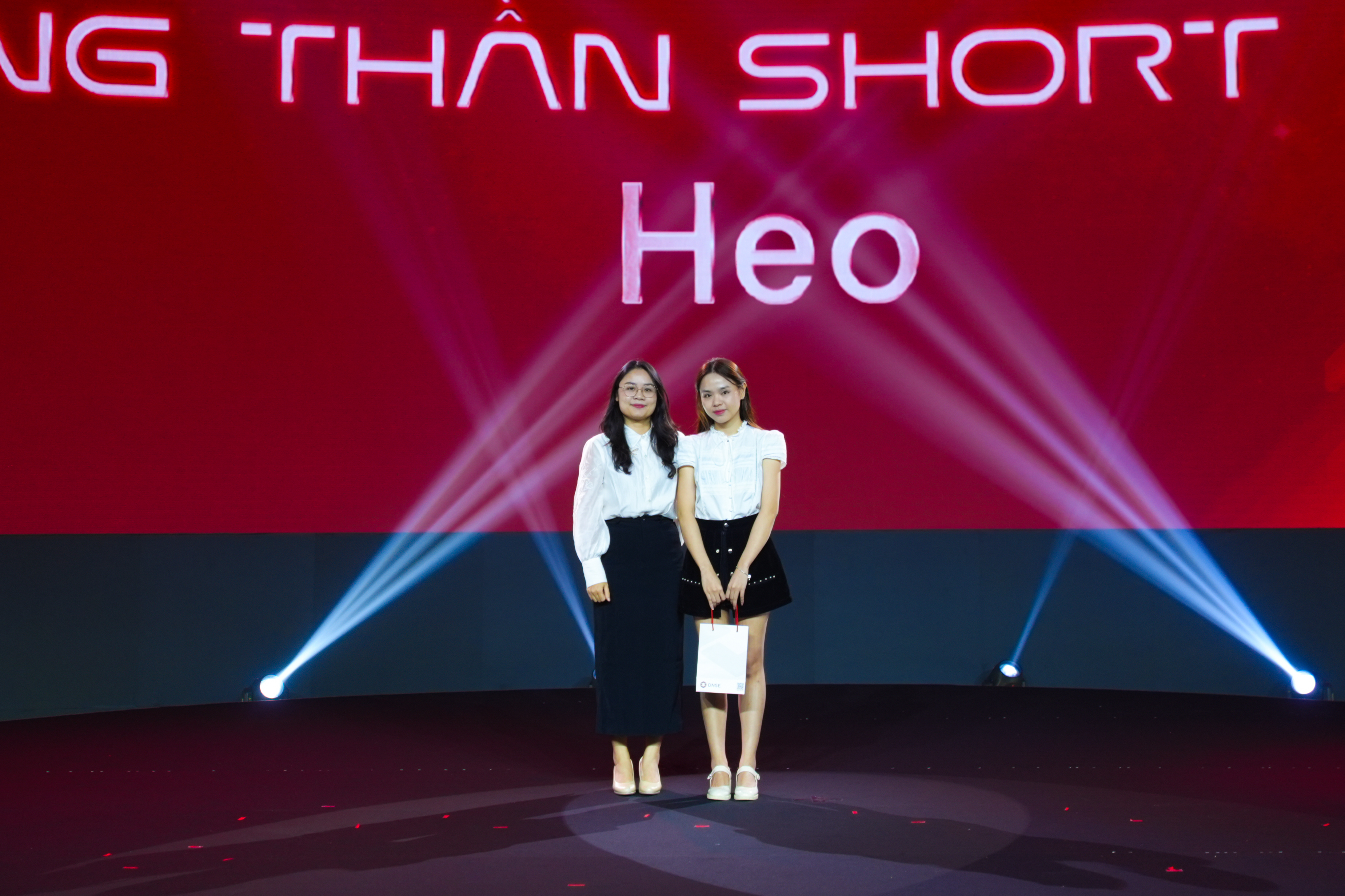 Bà Nguyễn Ngọc Linh, Tổng Giám đốc DNSE (trái) trao giải cho nhà Pg88vn Trang Chủ Chính Thức thắng Giải Esport phái sinh.