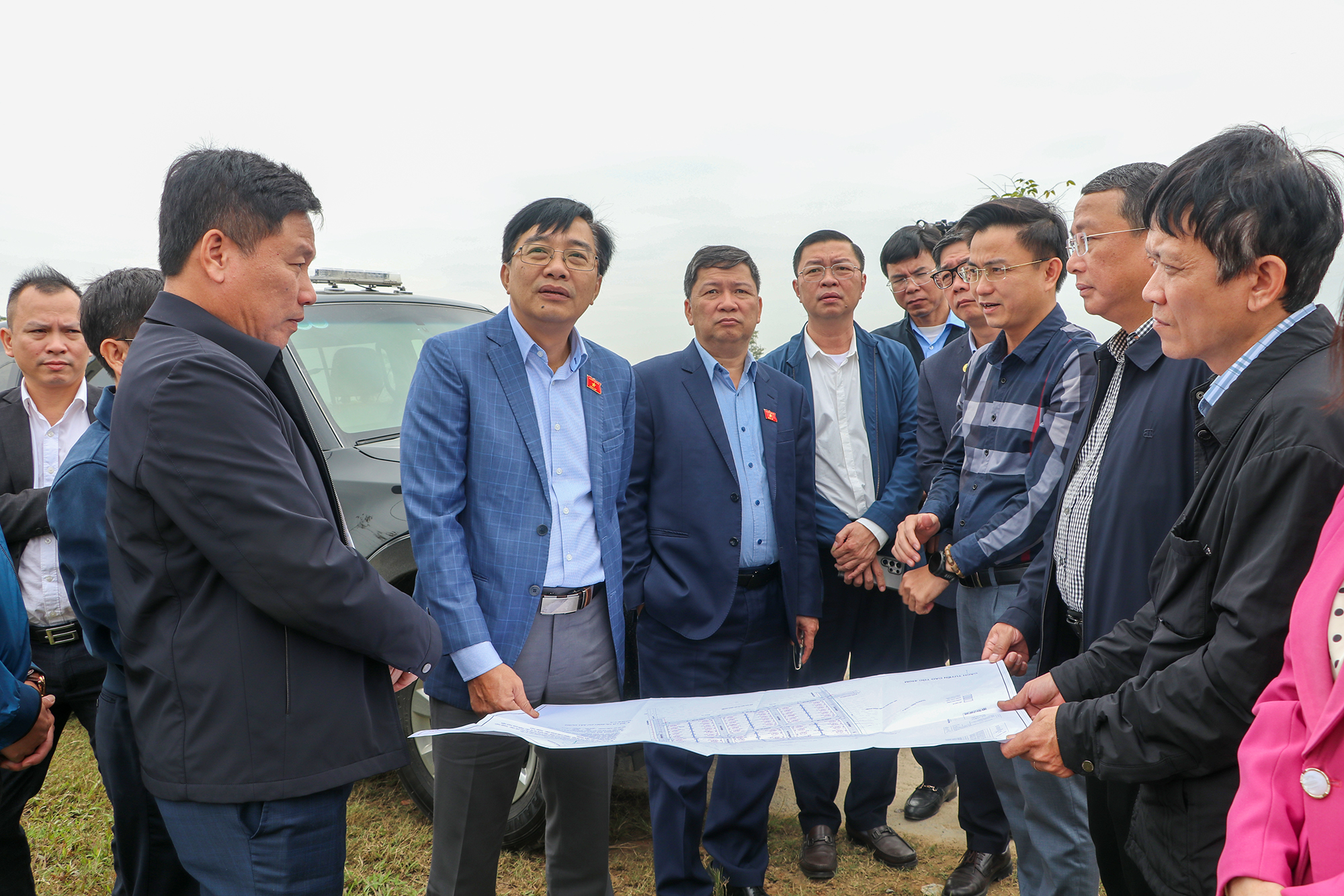 Lãnh đạo xã Hoa Quân báo cáo với đoàn khảo sát việc bố trí tái PG88 Sòng bạc trực tuyến TOP 1 Việt Nam | Casino, Nổ Hũ cho các hộ dân