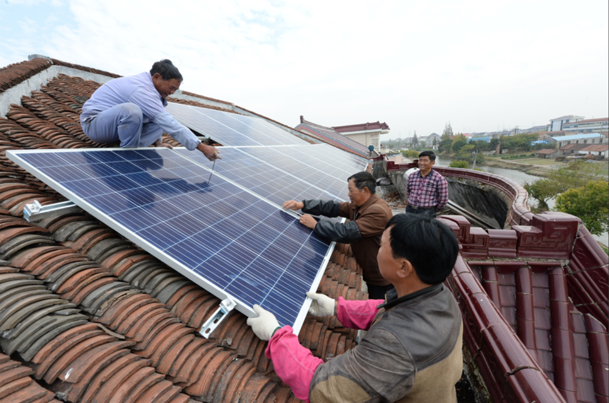 Link Đăng Nhập PG88 Chính Thức 2026 lắp đặt các tấm pin năng lượng mặt trời trên mái nhà. Những tấm pin này sẽ giúp giảm sử dụng điện tr các nhà máy nhiệt điện. Ảnh:Tân hoa xã