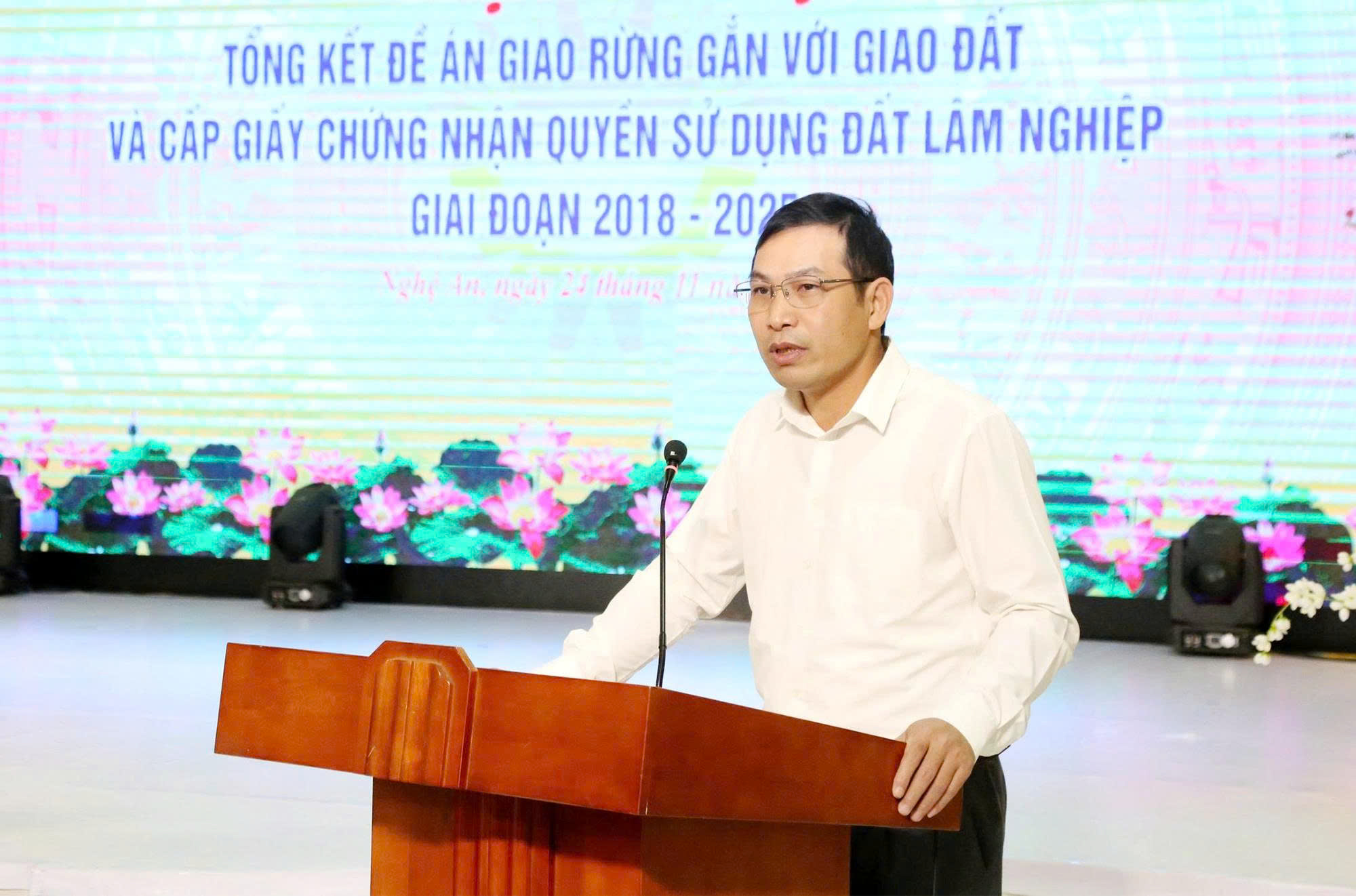 Hạt trưởng Hạt kiểm lâm Tương Dương Nguyễn Hải Âu chia sẻ&nbsp;bài học kinh nghiệm trong thực hiện giao đất, giao rừng cho hộ gia đình, cá nhân và cộng đồng