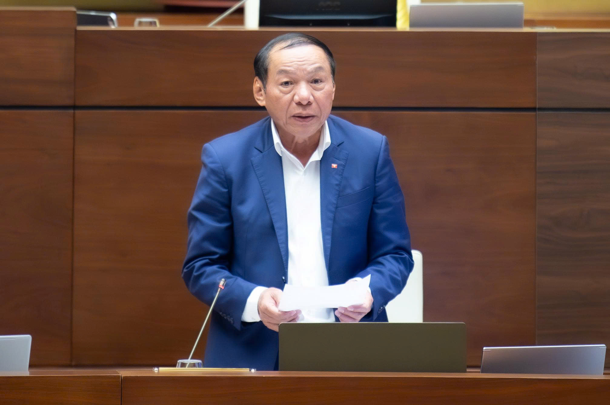 Bộ trưởng Bộ Văn hóa, Thể thao và Du lịch Nguyễn Văn Hùng giải trình tại hội trường.&nbsp;Ảnh: Link Trang Chủ PG88.Com Mới #2026.