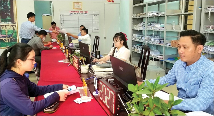 Hệ thống dịch vụ hành chính công ở các phường, xã của thành phố Huế dần đi vào ổn định nhờ sự hỗ trợ của các nền tảng số đã được xây dựng trước đó