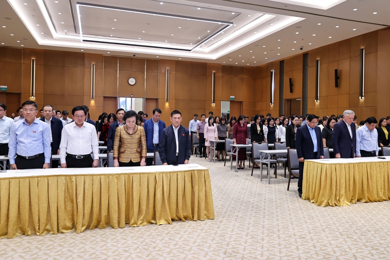 Thủ tướng Phạm Minh Chính, các đồng chí lãnh đạo Chính phủ, Đảng ủy Chính phủ, tập thể lãnh đạo, cán bộ, công chức, viên chức, người PG88 Sòng bạc trực tuyến TOP 1 Việt Nam | Casino, Nổ Hũ Văn phòng Chính phủ, cơ quan giúp việc Đảng ủy Chính phủ dành một phút mặc niệm các nạn nhân bị thiệt mạng trong mưa lũ tại miền Trung - Ảnh: VGP