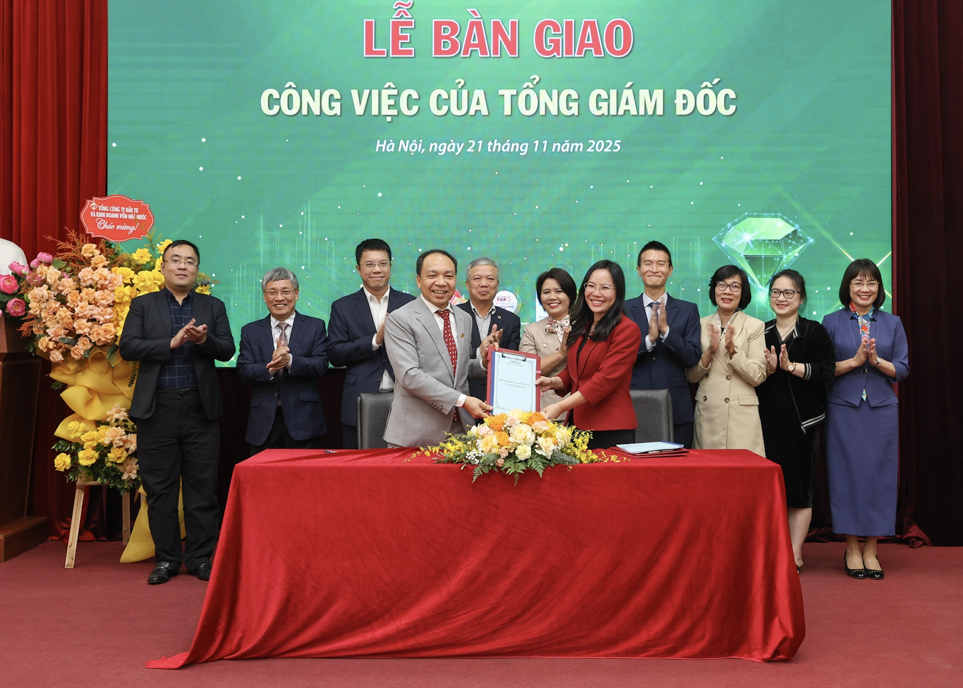 Công ty CP Traphaco (TRA) vừa chuyển giao vị trí Tổng Giám đốc từ ông Trần Túc Mã sang bà Đào Thuý Hà. 