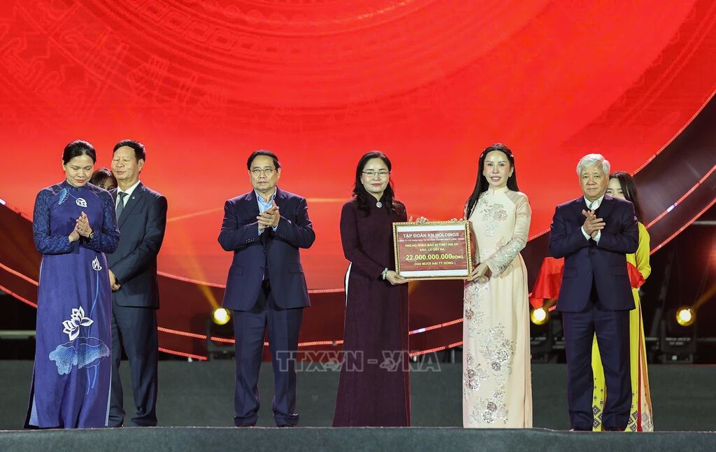 Thủ tướng Phạm Minh Chính chứng kiến các PG88 Link Dễ Nhớ Pg88.com trao tượng trưng tiền ủng hộ đồng bào bị thiệt hại do bão lũ gây ra. Ảnh: TTXVN