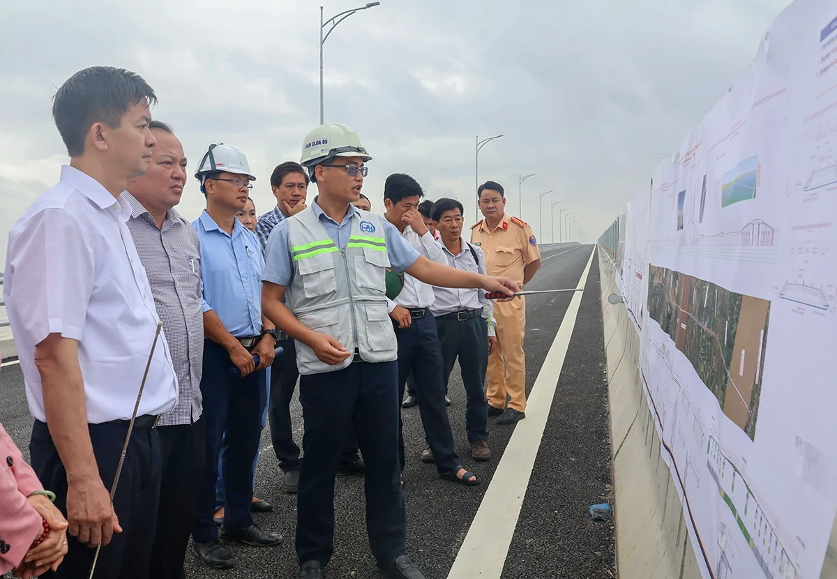Đại diện chủ Pg88vn Trang Chủ Chính Thức báo cáo tiến độ Pg88vn.top độc quyền mỗi ngày cầu Đại Ngãi trên quốc lộ 60 bắc qua sông Hậu. Ảnh: Minh Huyền