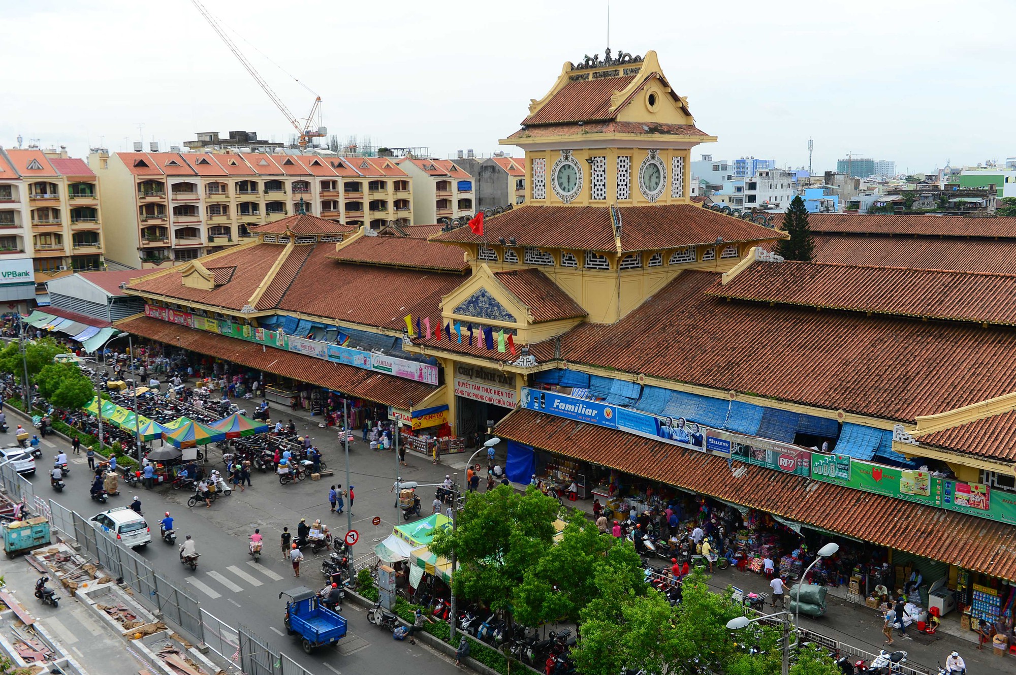 Khu vực phố đêm Chợ Lớn lấy trọng tâm là chợ Bình Tây - công trình di tích kiến trúc và điểm du lịch của TP.HCM.
