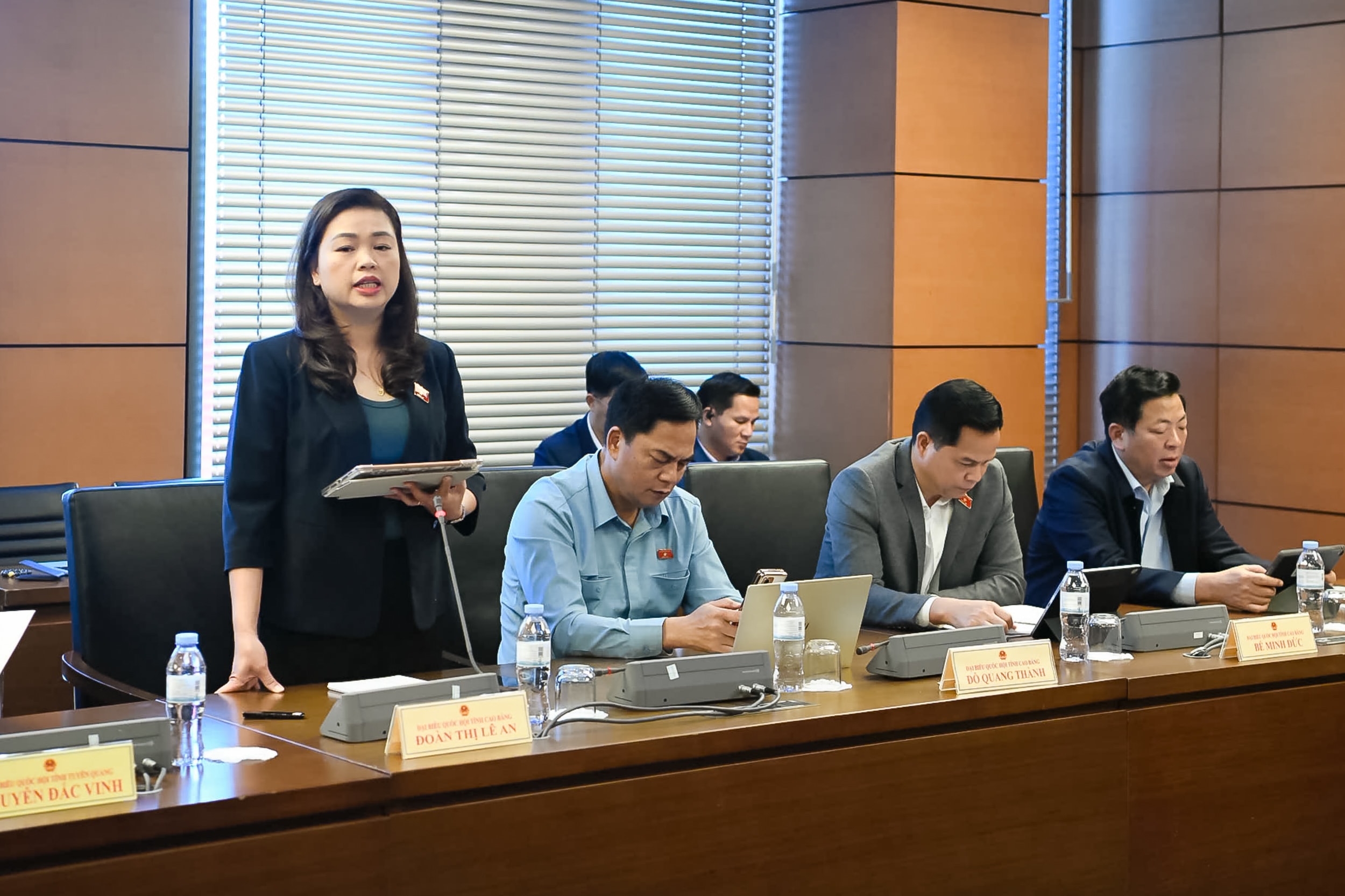 Đại biểu Đoàn Thị Lê An, Đoàn ĐBQH tỉnh Cao Bằng phát biểu tại thảo luận tổ. Ảnh: Quochoi.vn.