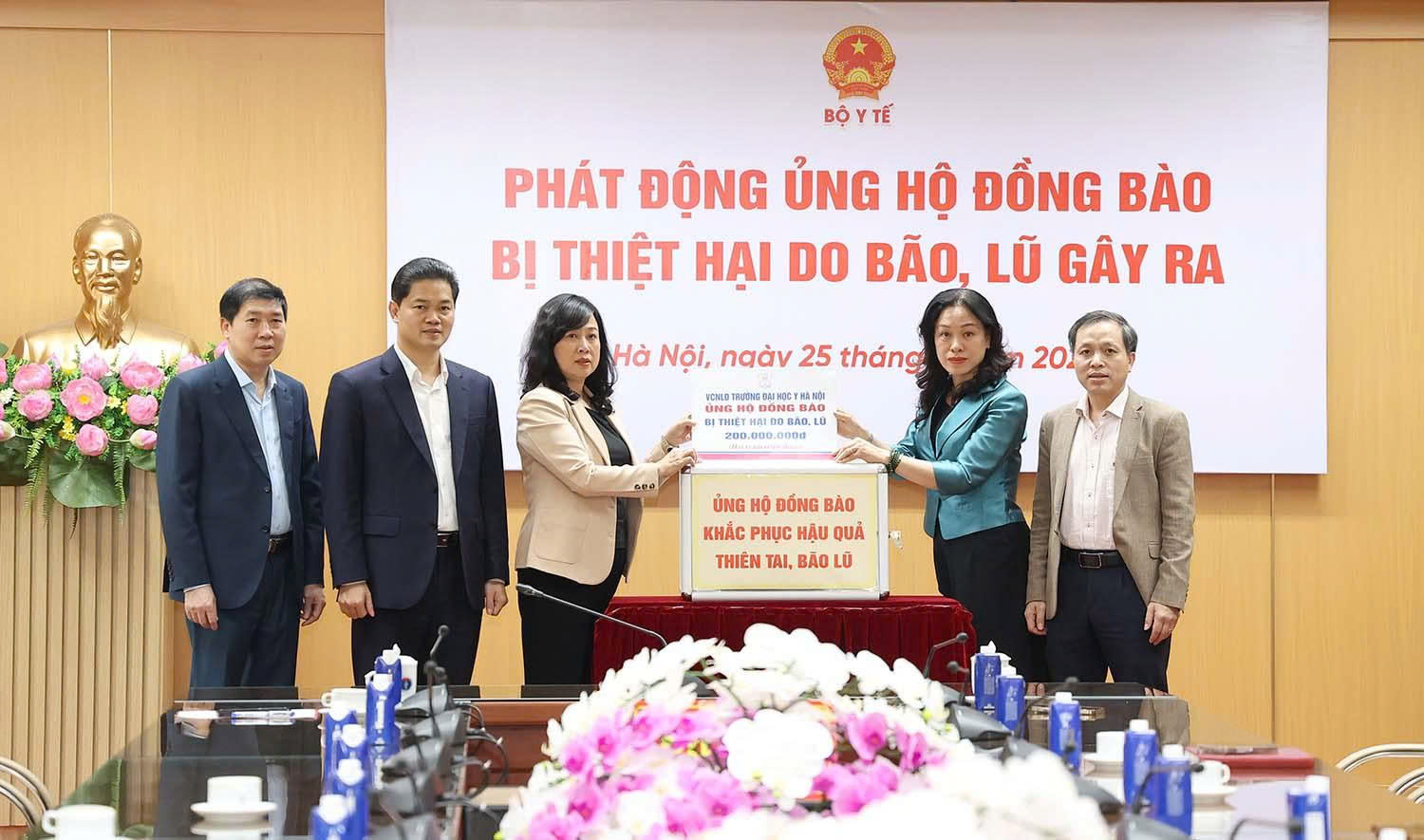 Bộ Y tế tiếp nhận ủng hộ của các đơn vị. Ảnh: Trần Minh.