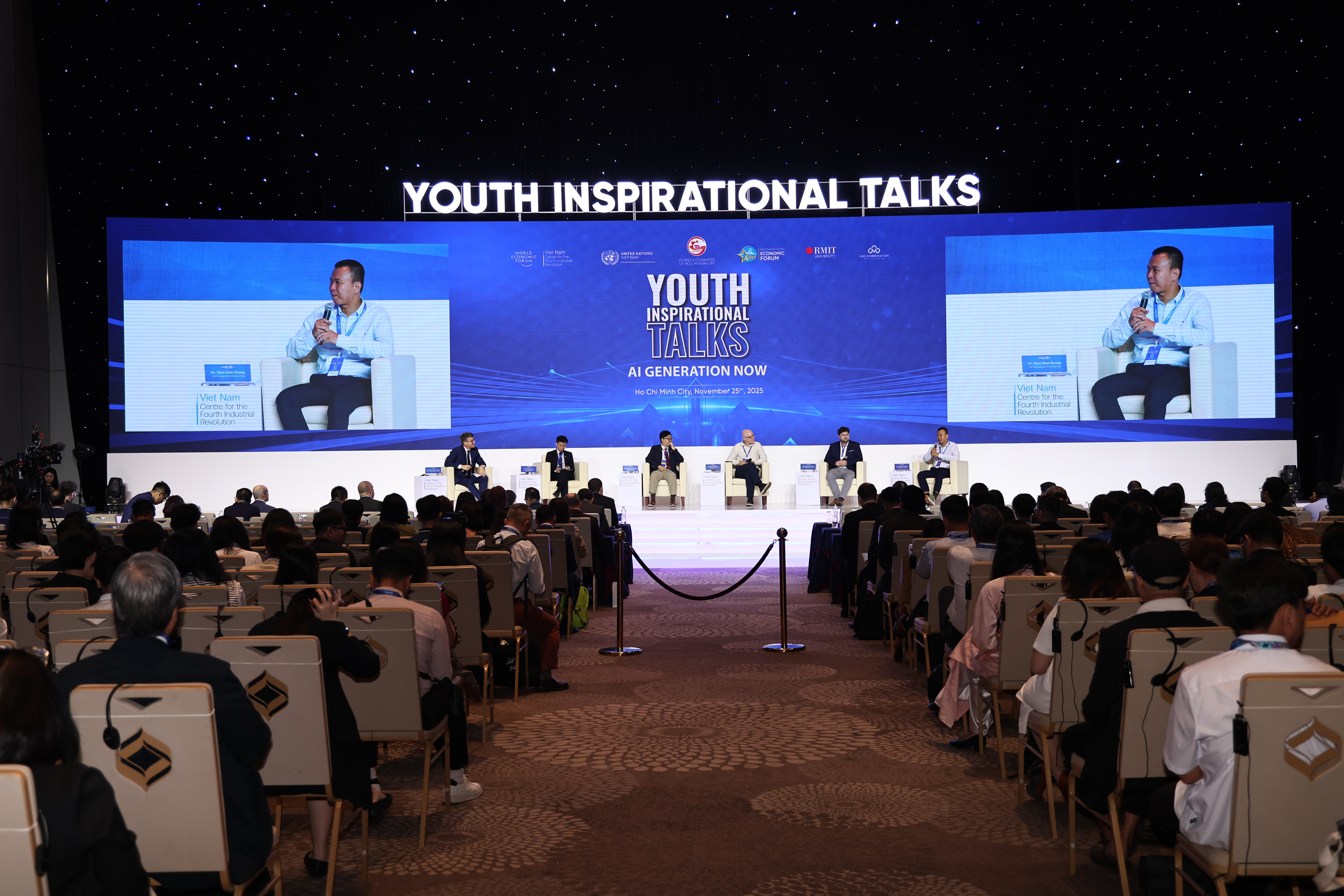Các diễn giả trình bày tại Talkshow với chủ đề “Thế hệ thông minh đương thời - Intelligent Generation NOW”.