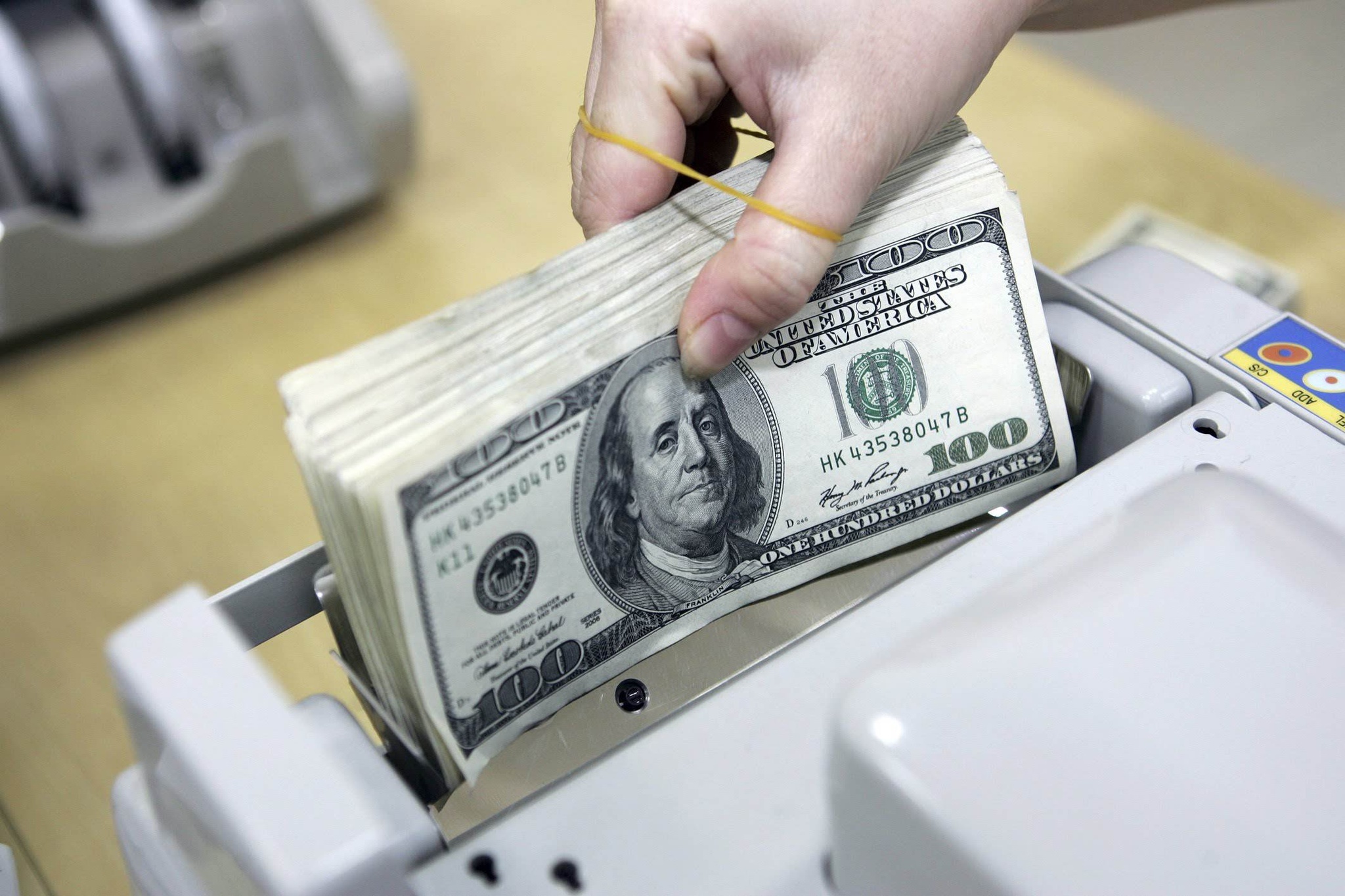 Chênh lệch mua - bán USD nới rộng do giá bán neo kịch trần và giá mua giảm mạnh. 