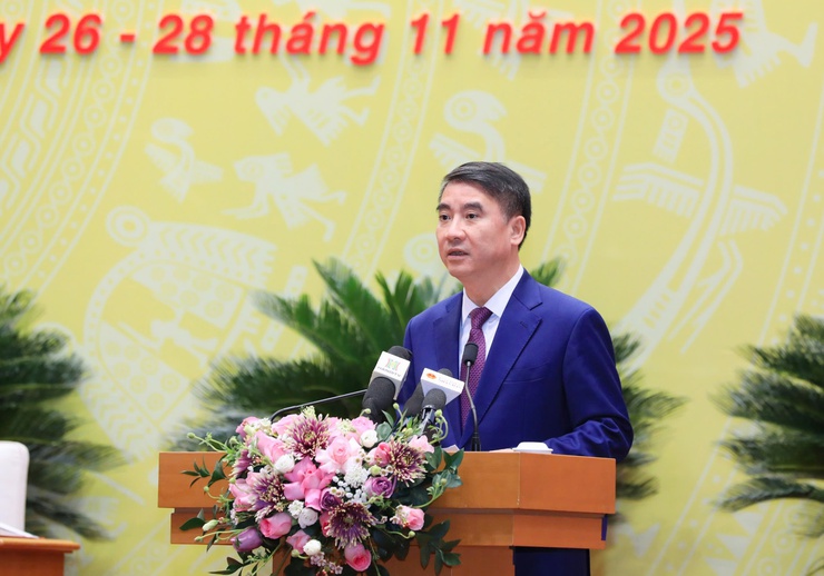 Ủy viên Ban Thường vụ Thành ủy, Phó Chủ tịch UBND thành phố Hà Nội Nguyễn Xuân Lưu báo cáo tại kỳ họp