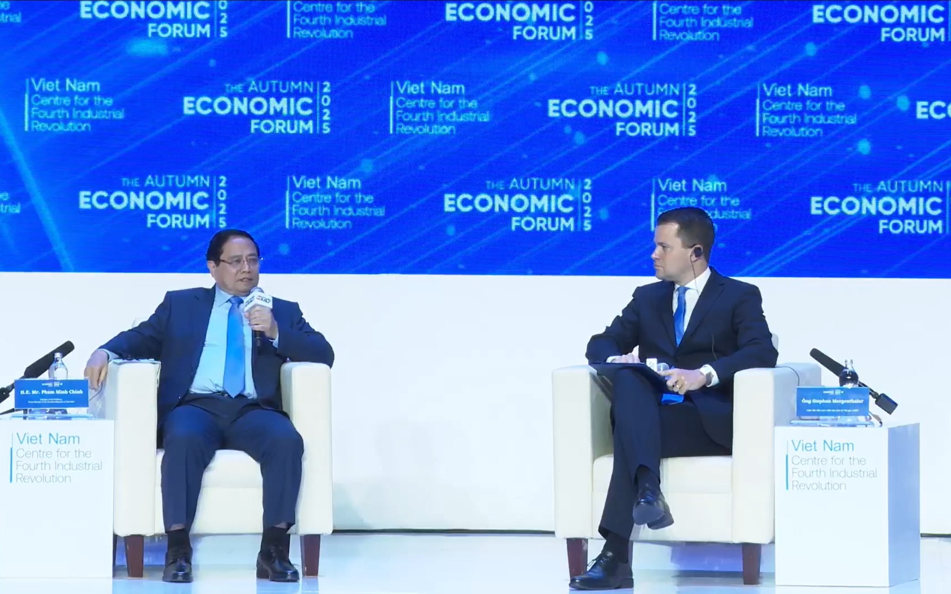 Thủ tướng Phạm Minh Chính đối thoại với Giám đốc điều hành WEF