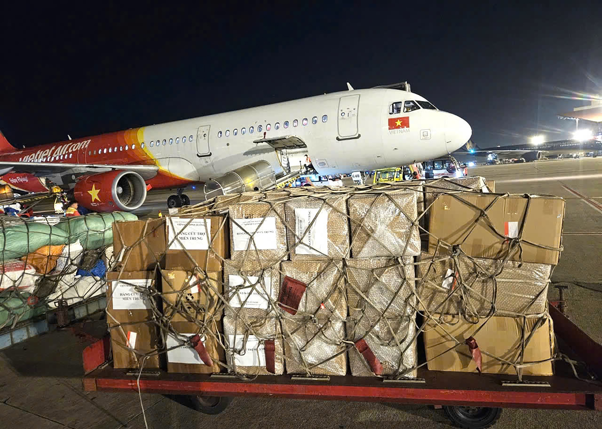 Các chuyến bay đêm hối hả, khẩn trương đưa hàng cứu trợ đến Link Đăng Nhập PG88 Chính Thức 2026 vùng bão lũ.