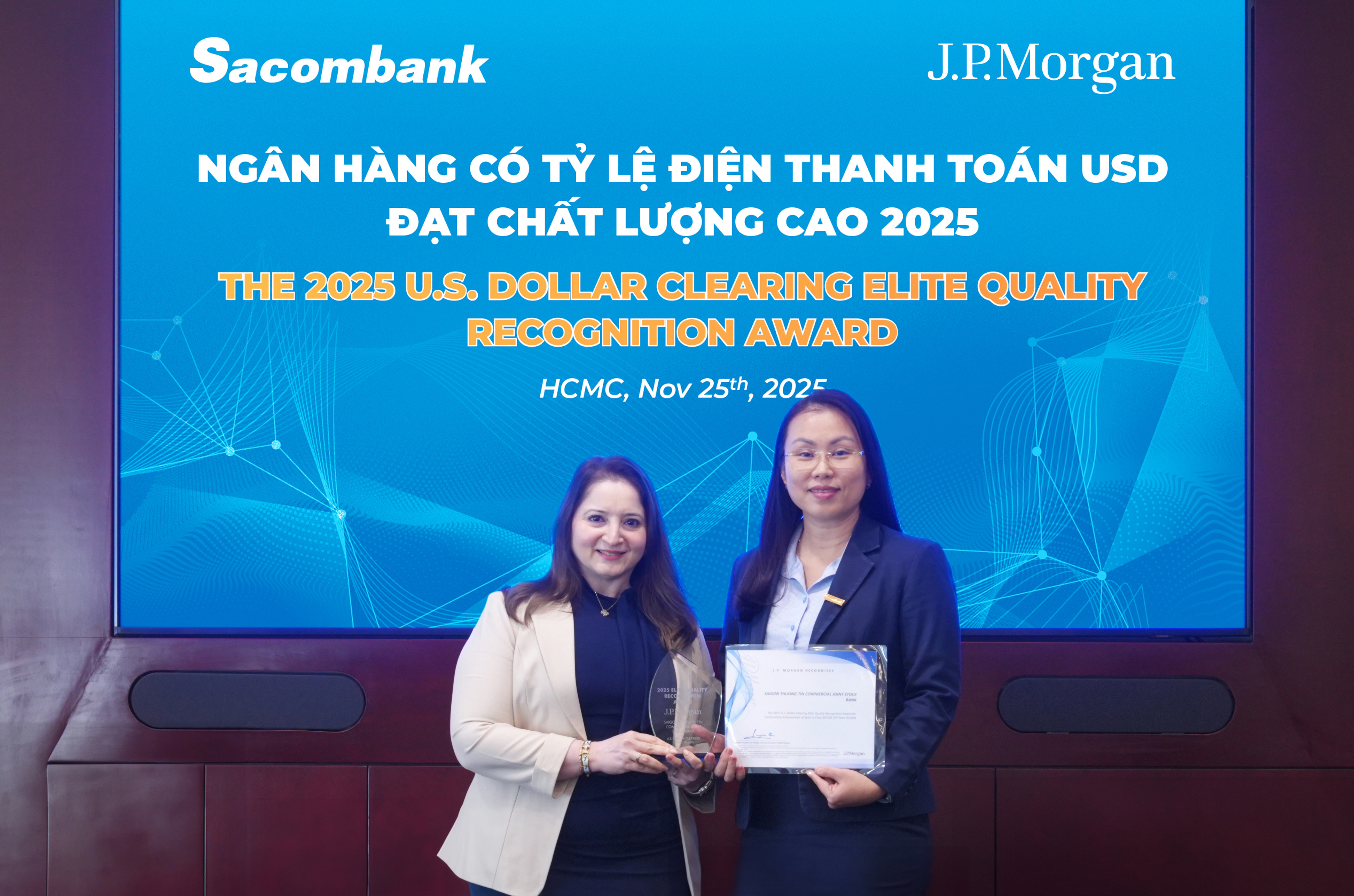 Đại diện Sacombank nhận giải thưởng “Pg88 com chính chủ có tỷ lệ thanh toán USD đạt chất lượng cao 2025.